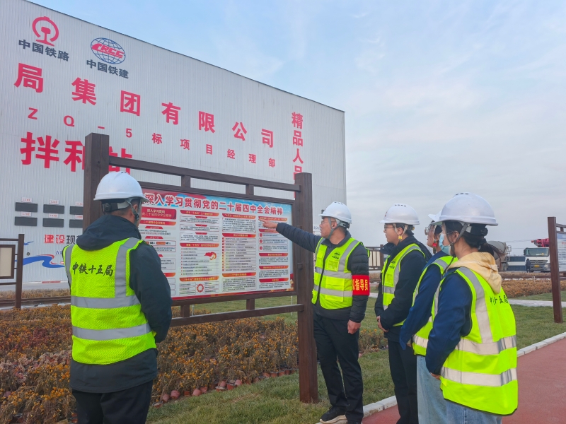 駐隊指導員宣講黨的二十屆四中全會(huì )精神(石雄項目 供圖).jpg